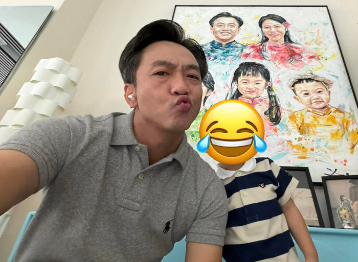 Cường Đô La ưu tiên trang phục casual thoải mái nhưng vẫn chỉn chu. Ví dụ, chiếc áo polo xám nhạt với logo ngựa thêu nhỏ ở ngực. Đây là một thiết kế kinh điển của Ralph Lauren, mang form dáng slim fit vừa vặn, chất liệu cotton piqué thoáng khí, giúp tổng thể outfit trông tinh tế mà không cầu kỳ. Ảnh: FBNV