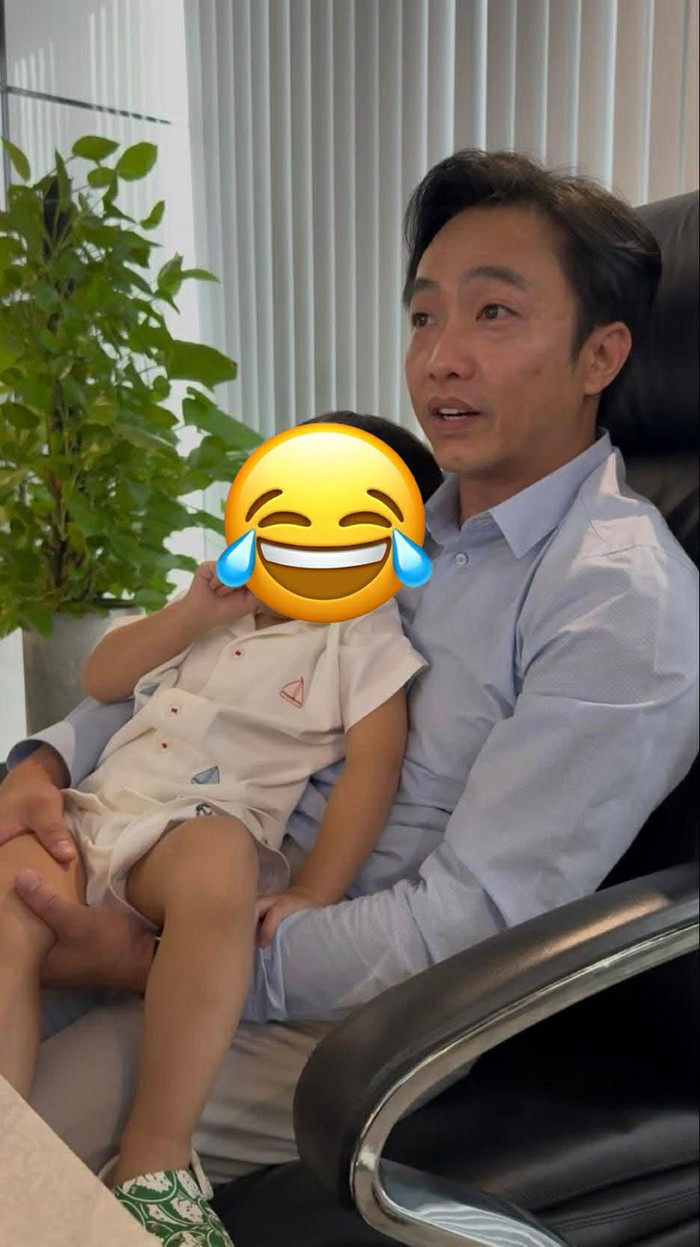 Nhìn chung, phong cách thời trang của Cường Đô La thường thiên về sự sang trọng tĩnh lặng khi anh ưu tiên sử dụng trang phục chất lượng cao, đường cắt may tỉ mỉ, tông màu trung tính, dễ dàng phối hợp trong nhiều hoàn cảnh, từ công việc, sự kiện đến sinh hoạt gia đình. Phong cách này không chạy theo xu hướng ồn ào nhất thời mà tập trung vào sự thoải mái, bền vững và tinh tế lâu dài. Đồng thời đây cũng là một lựa chọn ngày càng được nhiều doanh nhân trẻ hiện đại ưa chuộng. Ảnh: FBNV