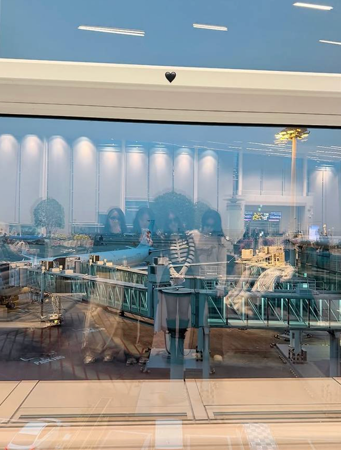 Jiyeon đăng ảnh với các chị em trong nhóm kèm theo nhãn dán là hình trái tim đen. Ảnh chụp màn hình