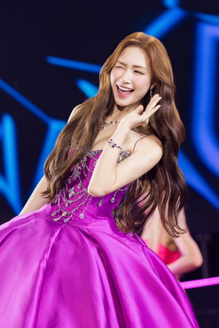 Khép lại một năm nhiều dấu ấn, Hòa Minzy đang cho thấy hình ảnh của một nghệ sĩ trưởng thành, nghiêm túc với nghề và đủ sức bền để đi đường dài.