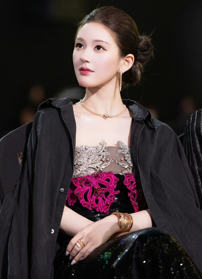 Cách trang điểm của Triệu Lộ Tư khiến khán giả xôn xao bàn tán. Ảnh: Weibo