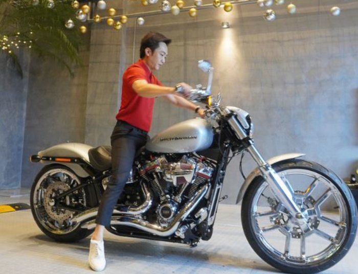 Cường Đô La được vợ tặng một trong những mẫu cruiser nổi bật nhất của thương hiệu mô tô đến từ Mỹ.