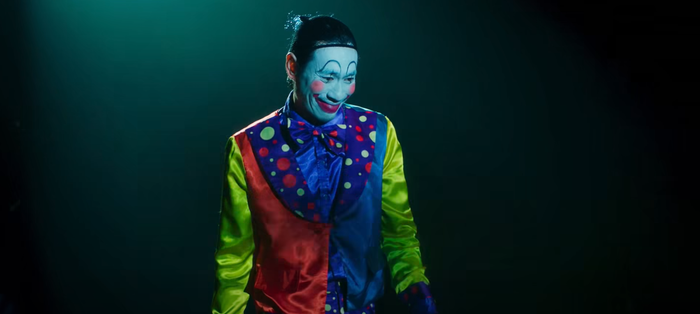 Kiều Minh Tuấn vào vai một nghệ sĩ xiếc.