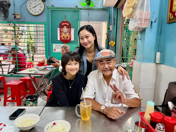 NSND Việt Anh hạnh phúc chụp ảnh cùng vợ 9X và con gái. Ảnh: FBNV