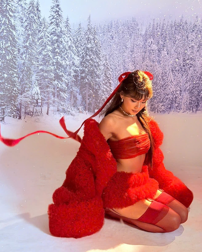 Thảo Nhi Lê gây ấn tượng với bộ trang phục màu đỏ đầy nổi bật. Ảnh: IGNV