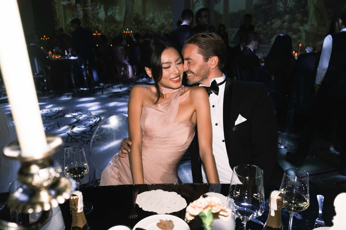 Thảo Nhi Lê lộ rõ niềm hạnh phúc mỗi khi chụp ảnh với bạn trai. Ảnh: FBNV