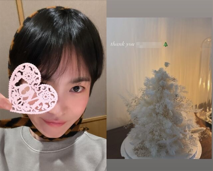 Khoảnh khắc Song Hye Kyo khoe quà tặng là cây thông Noel đang gây sốt cõi mạng.