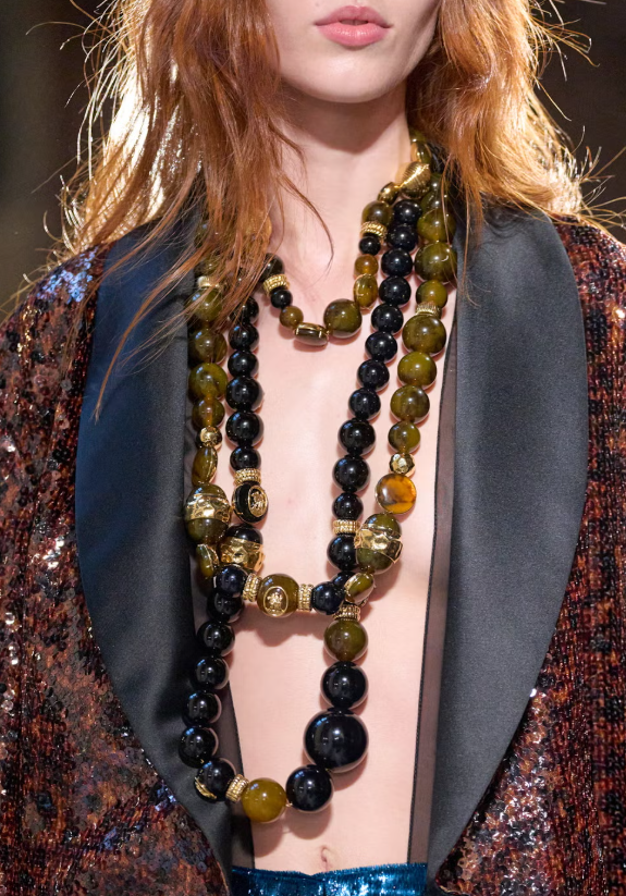 Những chuỗi hạt và phụ kiện to bản.&nbsp;Ảnh: Elle