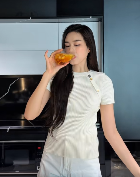 Hoa hậu Đỗ Thị Hà đã thu hút sự chú ý của cộng đồng yêu làm đẹp khi chia sẻ công thức nước uống healthy. Ảnh chụp màn hình