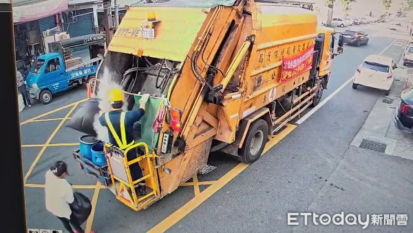 Người công nhân vệ sinh bỗng 'tàng hình' khi đang làm việc, cảnh tượng được camera ghi lại gây bức xúc Ảnh 1