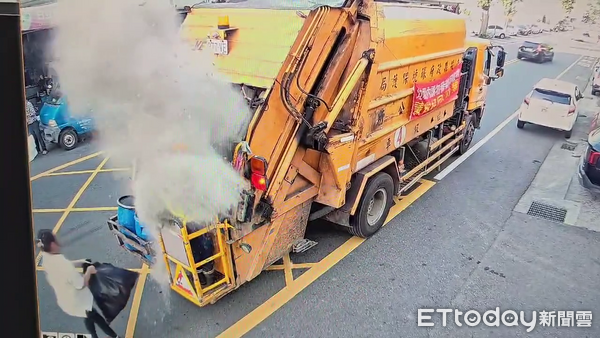 Người công nhân vệ sinh bỗng 'tàng hình' khi đang làm việc, cảnh tượng được camera ghi lại gây bức xúc Ảnh 2