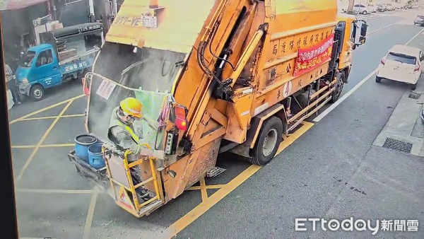 Người công nhân vệ sinh bỗng 'tàng hình' khi đang làm việc, cảnh tượng được camera ghi lại gây bức xúc Ảnh 3