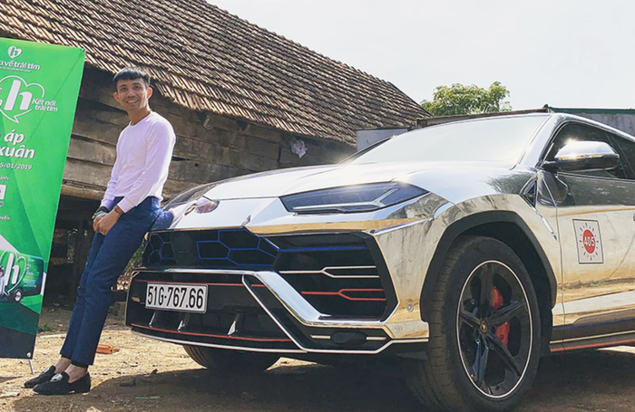 Doanh nhân Minh Nhựa đã 'thay áo' cho chiếc Lamborghini Urus và đây là chiếc xe thường xuyên xuất hiện trong những chuyến đi từ thiện và ngay cả trong đám cưới của con gái nam doanh nhân.