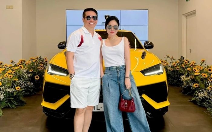 Vợ chồng Đoàn Di Băng và Nguyễn Quốc Vũ cũng sở hữu Lamborghini Urus với trị giá 21 tỷ trong bộ sưu tập xe đồ sộ.