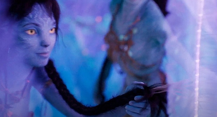 Kiri trong trạng thái kết nối sâu với Eywa, nhân tố then chốt kích hoạt sự biến đổi của Spider trong Avatar 3