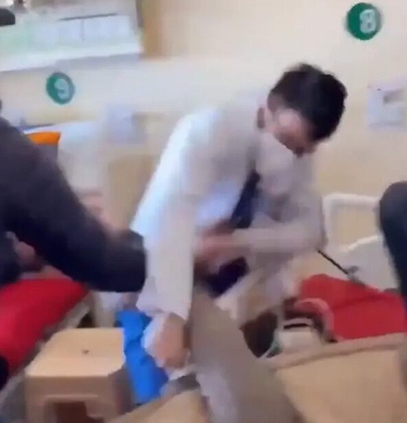 Xôn xao clip bác sĩ đánh bệnh nhân trên giường bệnh gây phẫn nộ Ảnh 2