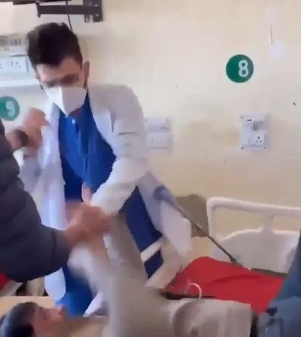 Xôn xao clip bác sĩ đánh bệnh nhân trên giường bệnh gây phẫn nộ Ảnh 1