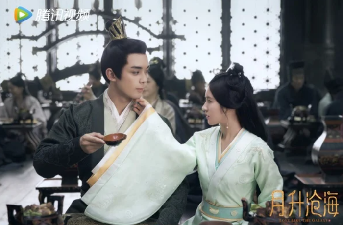 Cảnh đôi chính trong phục trang cổ, ánh sáng đẹp và không khí 'đại hit'