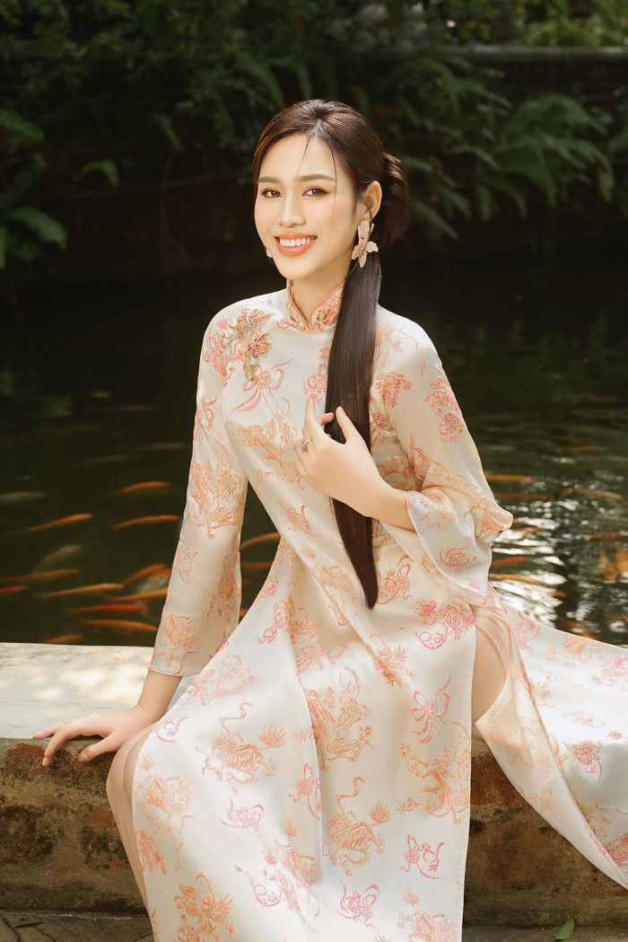 Để hoàn thiện vẻ ngoài thanh lịch, Hoa hậu Đỗ Thị Hà ưu tiên các món phụ kiện tối giản nhưng sang trọng. Cô thường khéo léo kết hợp chuỗi vòng cổ hoặc hoa tai ngọc trai để tăng phần quý phái cho các thiết kế cổ tròn và cổ trụ. Ảnh: FBNV