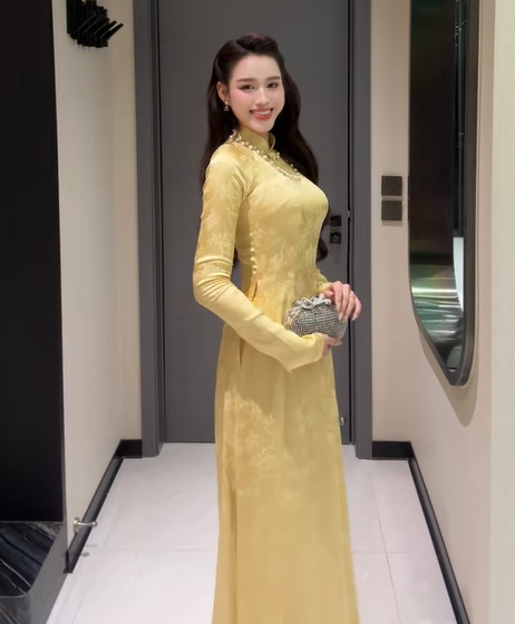 Để làm mới phong cách cho những ngày đầu năm, gam màu vàng ở sắc độ vừa phải là một gợi ý tuyệt vời. Với hiệu ứng “sáng, sang, dịu”, sắc vàng này không chỉ phù hợp với mọi tông da mà còn có tính ứng dụng cao trong nhiều hoàn cảnh. Điểm nhấn đắt giá của thiết kế Đỗ Thị Hà lựa chọn nằm ở họa tiết dệt hoa trên nền chất liệu cao cấp, mềm mại và ôm dáng, giúp tôn vinh trọn vẹn đường cong của nàng hậu một cách kín đáo và sang trọng. Ảnh: FBNV&nbsp;