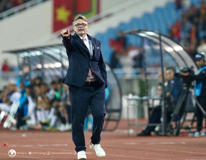 HLV Troussier đọc trận đấu và thay người không giỏi. Ảnh: VFF