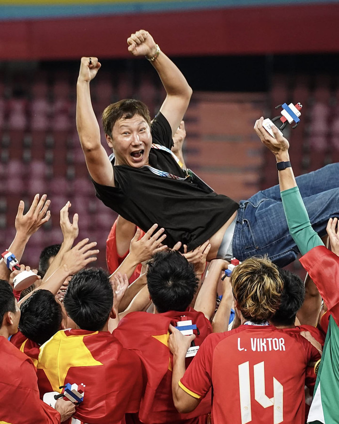 Không chỉ kết quả và thành tích mà cách ứng biến của HLV Kim Sang Sik hoàn toàn vượt trội so với HLV Troussier. Ảnh: FIFA