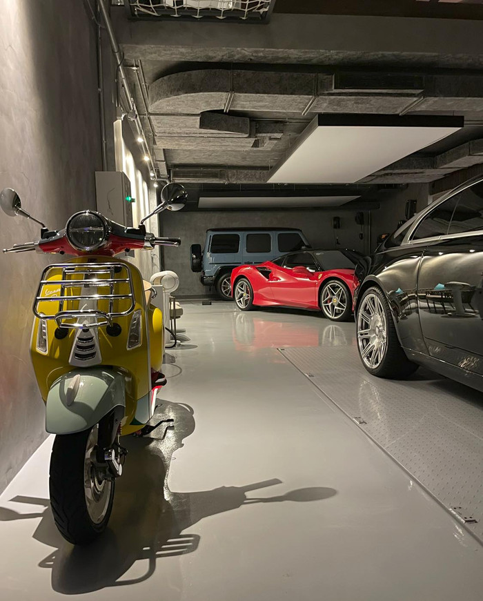 Doanh nhân Cường Đô La sở hữu chiếc xe máy phiên bản giới hạn, chỉ có 50 chiếc tại Việt Nam. Ảnh: FBNV