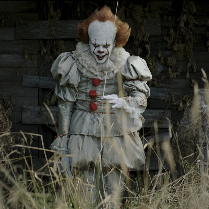 Trong khi đó, gã hề Pennywise lại là thực thể mang sức mạnh vũ trụ (Ảnh: HBO).