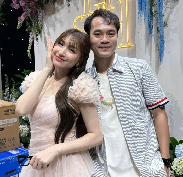 Văn Toàn để lại bình luận hài hước bên dưới bài đăng về Fan Concert của Hòa Minzy.