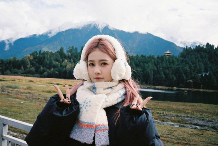 Nhiều khán giả vẫn đang xôn xao bàn tán về thái độ của Bạch Lộc khi Trần Đô Linh lên nhận giải. Ảnh: Weibo