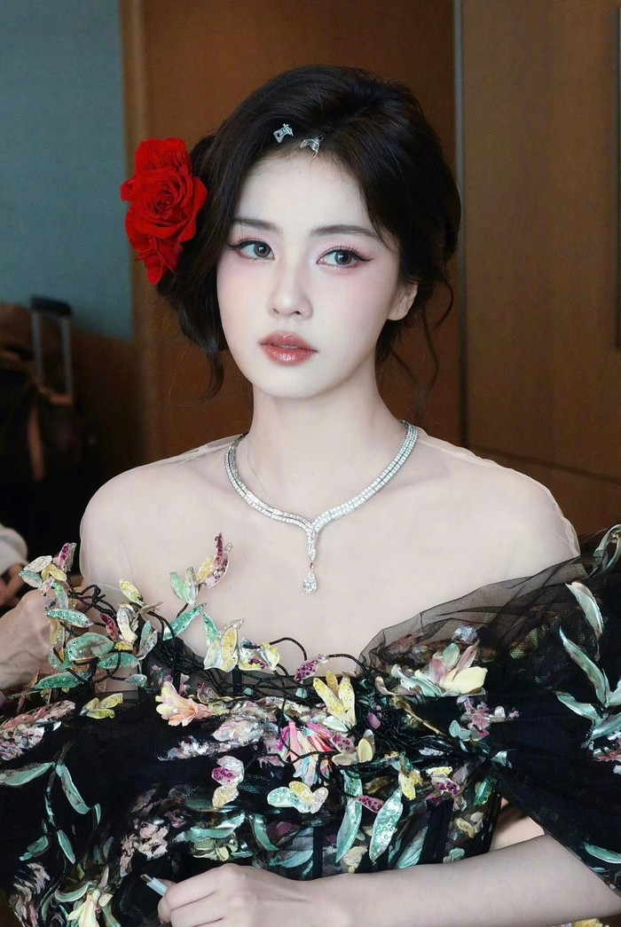 Bạch Lộc vướng nghi vấn 'bằng mặt không bằng lòng' với Trần Đô Linh. Ảnh: Weibo