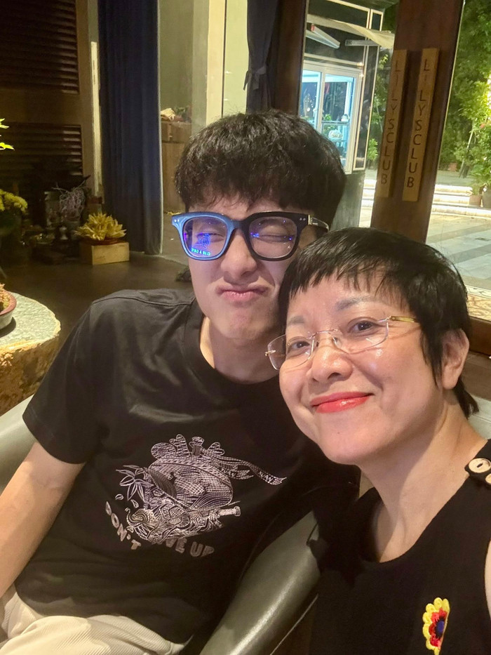 Con trai NSND Công Lý được nhận xét ngày càng điển trai, thừa hưởng nhiều nét đẹp từ bố và mẹ. Ảnh: FBNV