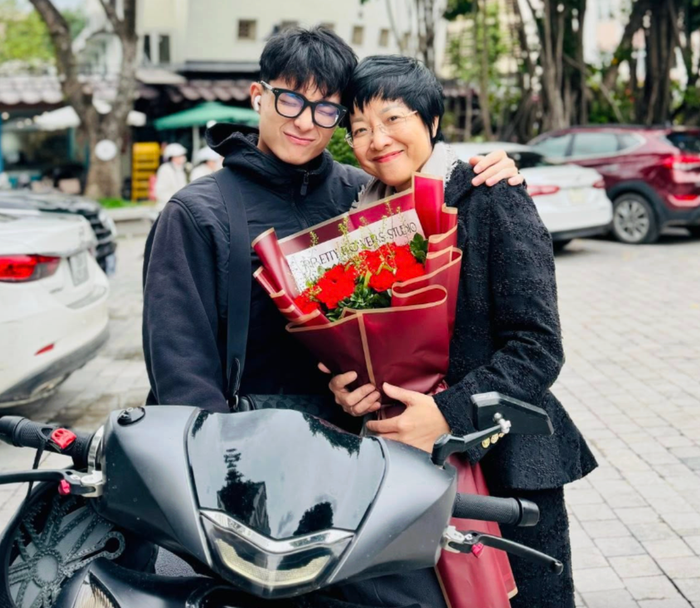 Con trai NSND Công Lý đã động viên mẹ trong ngày Giáng sinh. Ảnh: FBNV