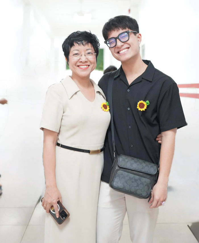 MC Thảo Vân thoải mái chia sẻ ảnh chụp chung với con trai. Ảnh: FBNV