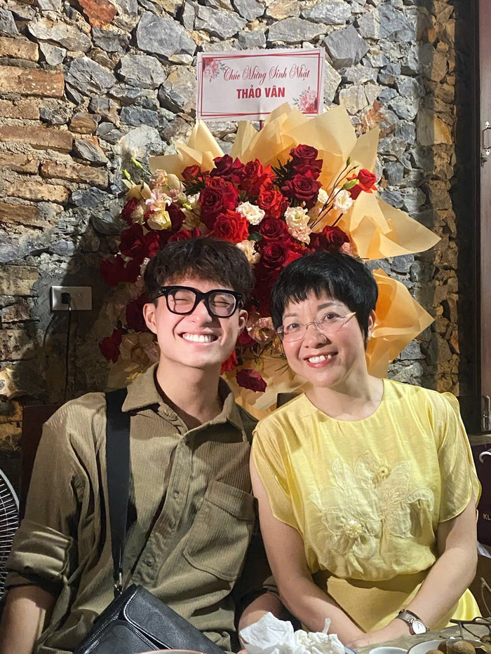 MC Thảo Vân cười tươi rói mỗi khi ở bên cạnh con. Ảnh: FBNV