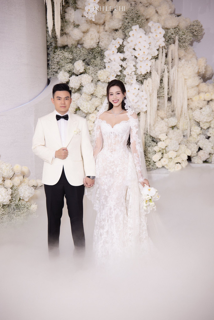 Hôn lễ đẹp như cổ tích của Đỗ Thị Hà và chồng.