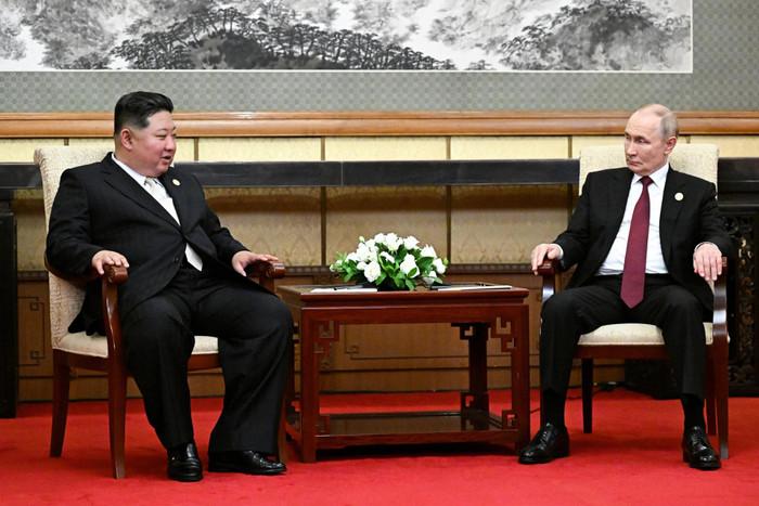 Tổng thống Nga Vladimir Putin (bên phải) và nhà lãnh đạo Triều Tiên Kim Jong-un có cuộc gặp tại Nhà khách Quốc gia Điếu Ngư Đài ở Bắc Kinh, ngày 3 tháng 9. Ảnh: Yonhap