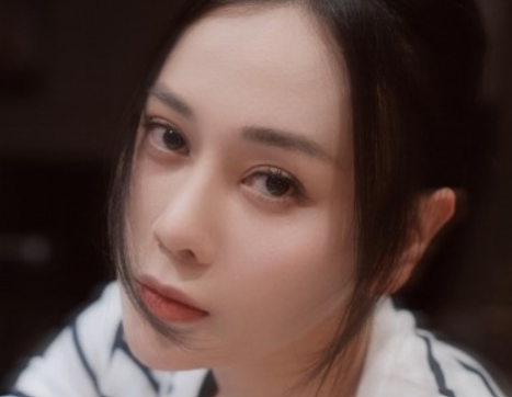 Phương Oanh ở giai đoạn chọn lùi lại phía sau ánh đèn, giữ sự điềm tĩnh và chiều sâu, một lựa chọn cho thấy bản lĩnh hơn là sự vắng mặt