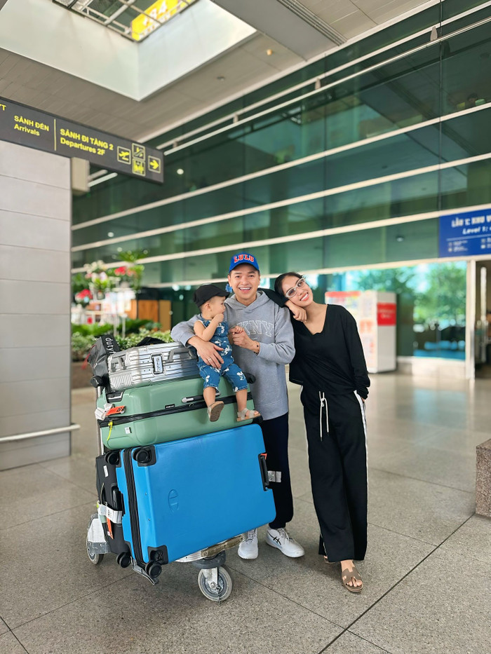 Nam nghệ sĩ được vợ và con trai ra sân bay đón sau khi lưu diễn ở Mỹ trở về.