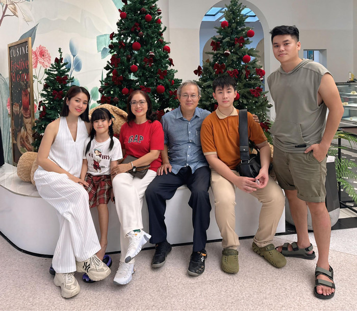 Lê Phương lộ rõ niềm vui khi ở bên người thân vào dịp Giáng sinh 2025. Ảnh: FBNV