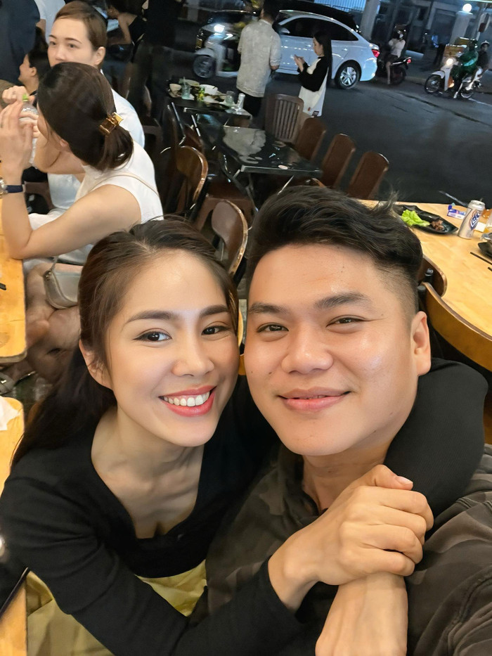 Lê Phương lộ rõ vóc dáng gầy gò khi chụp ảnh với chồng. Ảnh: FBNV