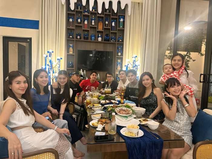 Lê Phương vui vẻ ăn tiệc cùng Kha Ly, Thanh Trúc, Vân Trang và những người bạn khác. Ảnh: FBNV