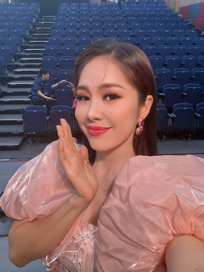 Lê Phương luôn thể hiện hình ảnh tích cực mỗi khi xuất hiện trước khán giả. Ảnh: FBNV