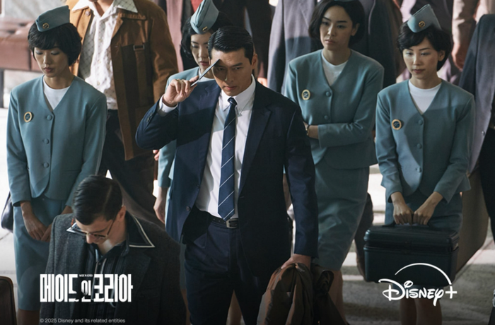 Không gian thập niên 1970 được tái hiện bằng ánh sáng và bối cảnh đậm chất phim noir, nhấn mạnh chủ đề quyền lực và đánh đổi