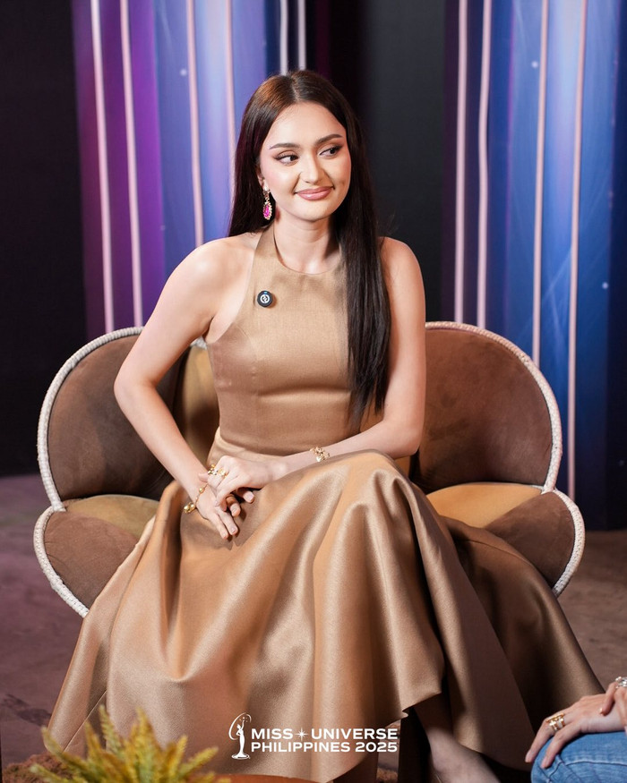 Người đẹp Philippines đang bị nhiều khán giả chỉ trích, cho rằng cô không trung thực khi chia sẻ về Miss Cosmo 2024.&nbsp;