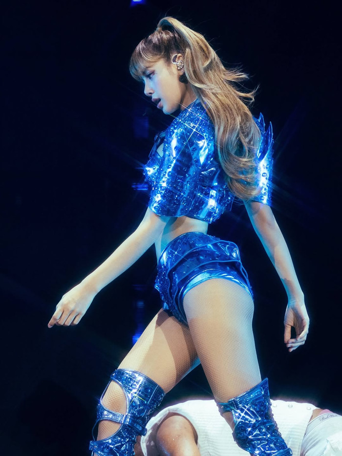 Lisa từng gây tranh cãi khi liên tục diện mốt lộ vòng 3 mỗi lần biểu diễn trên sân khấu. Ảnh: IGNV