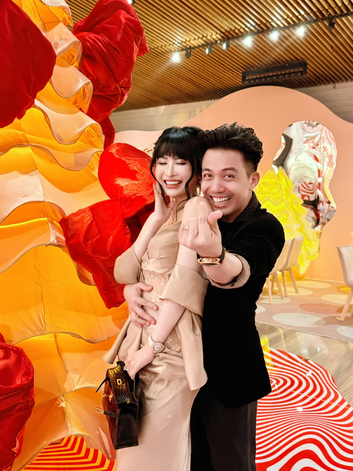 Doanh nhân Minh Nhựa cùng loạt ảnh Giáng Sinh tình tứ bên cạnh vợ. (Ảnh: FBNV)