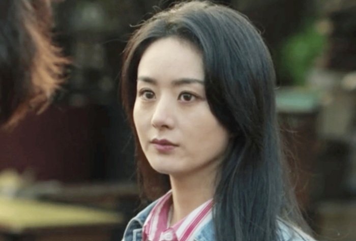 Triệu Lệ Dĩnh trong vai Hứa Bán Hạ của Gió Thổi Bán Hạ, được khán giả đánh giá cao về diễn xuất và thần thái