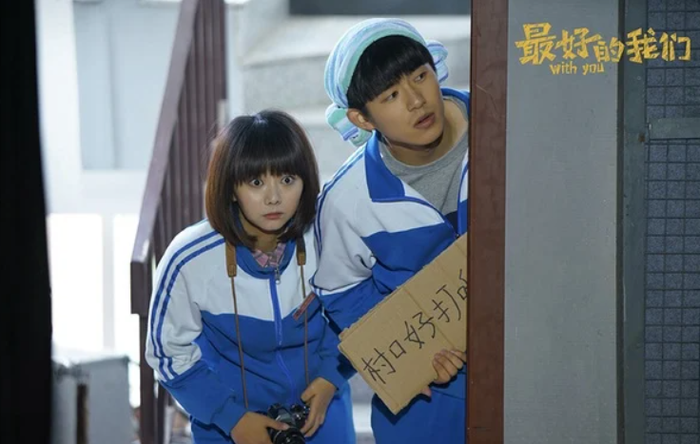 Hình ảnh đôi bạn tuổi học trò gợi nhớ thanh xuân chân thật