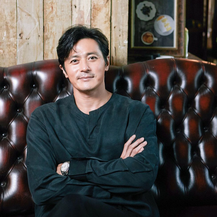 Nam tài tử Jang Dong Gun từng vướng tin đồn đang hẹn hò với một nữ thành viên trong nhóm nhạc hỗn hợp.